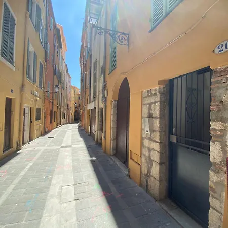 Le Bastion-plage-vue Ментона